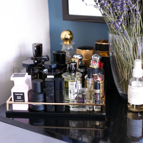 استند عطر روی میز آرایش