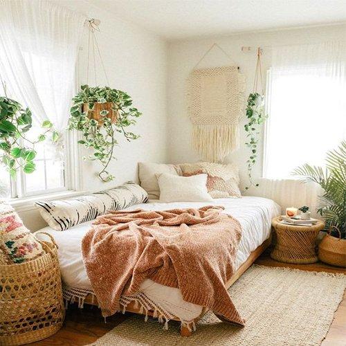 تزئین پنجره اتاق خواب با گل و گیاه
