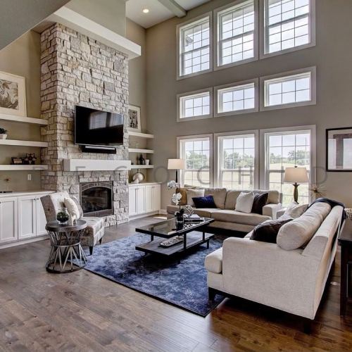 مبل و تلویزیون در پذیرایی مستطیل شکل