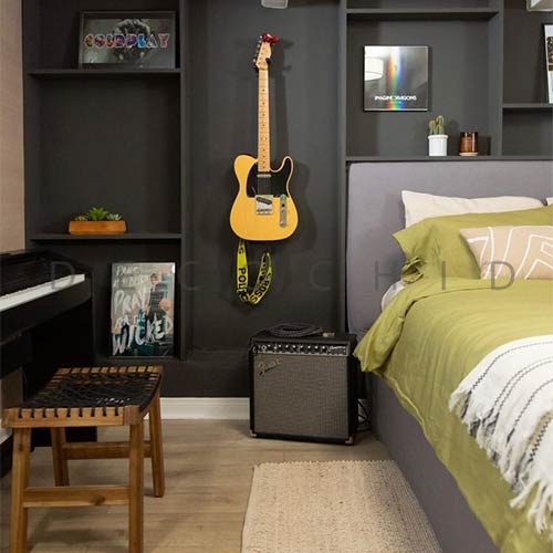 گیتار در اتاق خواب جوانان